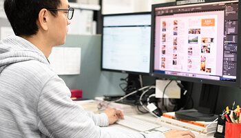 デザイナーが印刷物のデザイン制作をしているイメージ